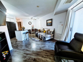 Luxury 2 bedroom Condo Near Square One with Massage Chair